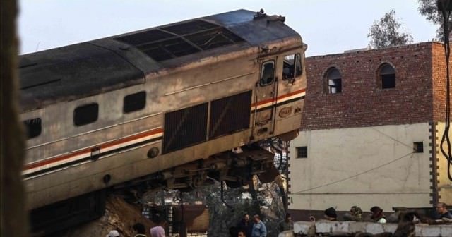 Tren vagonları devrildi, 5 kişi öldü