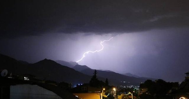 Yıldırım tarladaki işçi çadırına düştü, 1 ölü