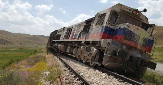 Yük trenine bombalı saldırı