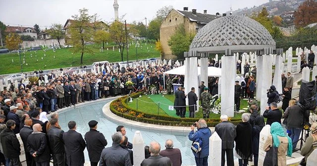 'Bilge Kral' İzetbegoviç kabri başında anıldı