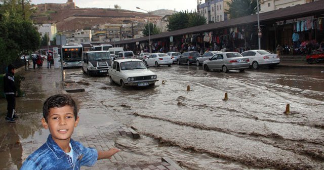 10 dakika süren yağmur yolları göle çevirdi