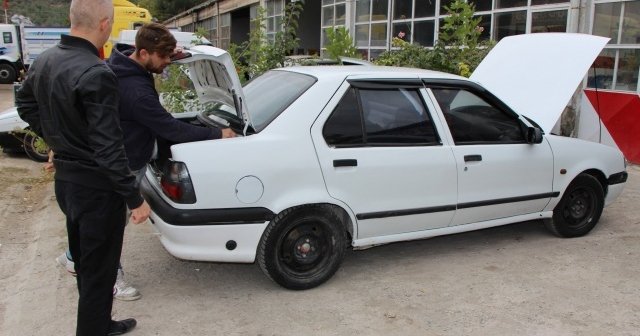 Aldığı ikinci el otomobilin önü 1996, arkası 2000 model çıktı