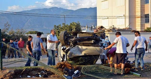 Anne ve 3 çocuk hurdaya dönen araçtan sağ çıktı