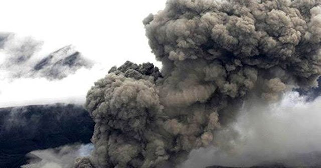 Aso Yanardağı&#039;ndan çıkan dumanlar 11 bin metreye kadar ulaştı