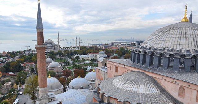 Ayasofya'nın 4 minaresinden 5 vakit ezan sesi yükseliyor