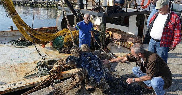 Balıkçı teknesinin ağlarına &#039;uçak pervanesi&#039; takıldı