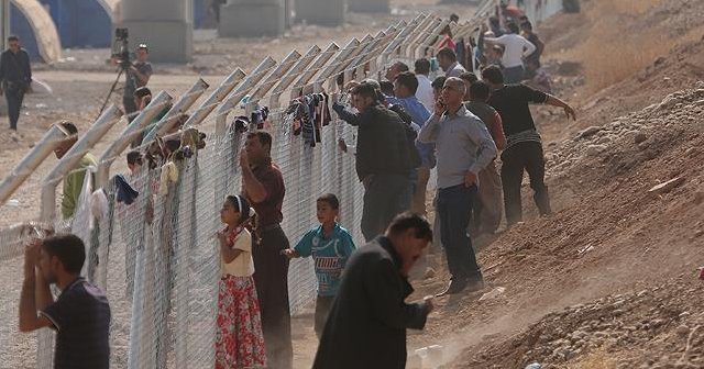 DEAŞ&#039;ın ayırdığı aileler sığınmacı kampında kavuşuyor