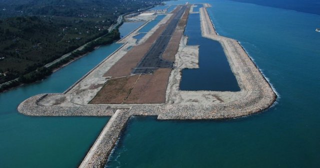 Deniz üzerine kurulan havalimanını 800 bin yolcu kullandı