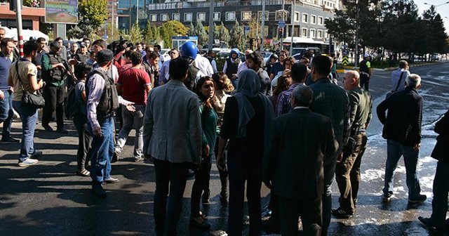 Diyarbakır'da belediye önünde toplananlara vatandaşlardan tepki