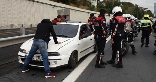 Emniyet şeridine giren otomobil polislere çarptı, 2 yaralı