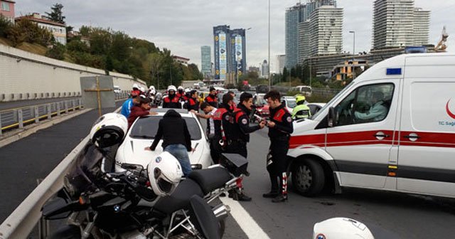 Emniyet şeridine giren otomobil, yunus polislerine çarptı