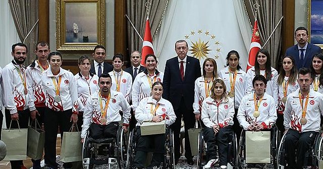 Erdoğan madalya alan sporcuları kabul etti