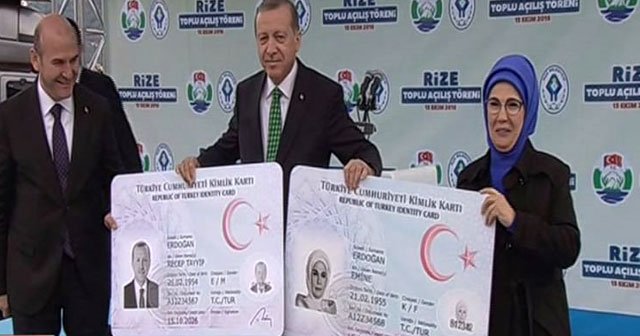 Erdoğan yeni kimlik kartını Soylu&#039;nun elinden aldı