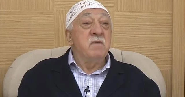Gülen'in bardağındaki suyu içmek için yarışmışlar