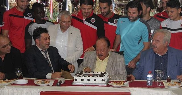 İlhan Cavcav'a sürpriz doğum günü kutlaması