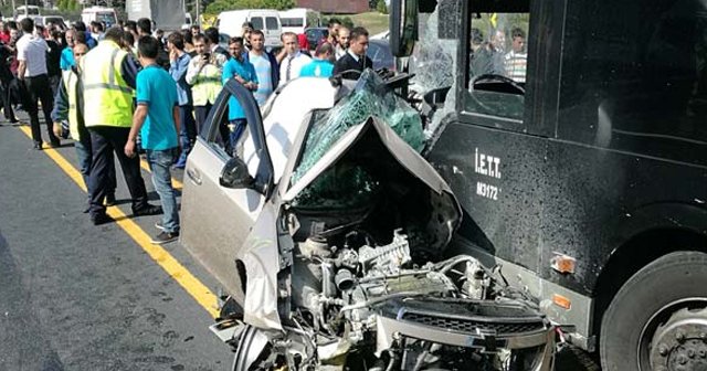 Feci kaza! Araç metrobüs yoluna girdi