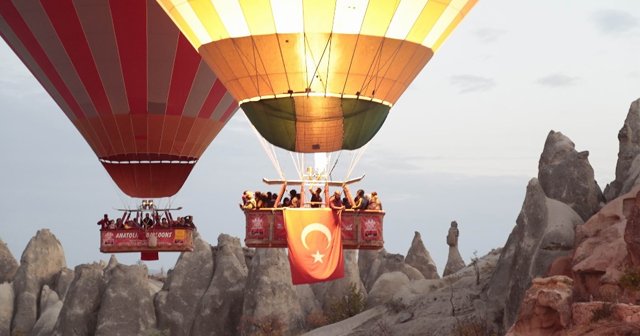 Kapadokya’da balonlar Türk bayrağıyla uçtu