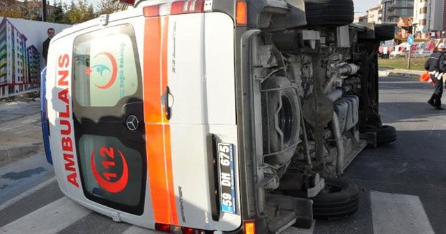 Minibüs ambulansa çarptı: 3&#039;ü sağlık personeli 6 yaralı