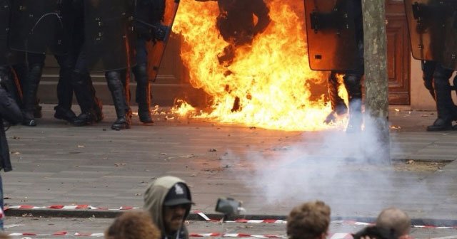 Paris’te polise molotofkokteyli ile saldırı