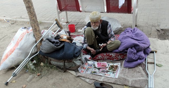 Parkta yaşam mücadelesi veriyor