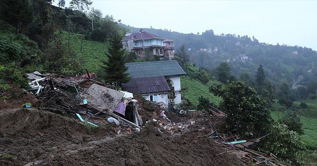 Rize&#039;de toprak kayması, 2 ölü