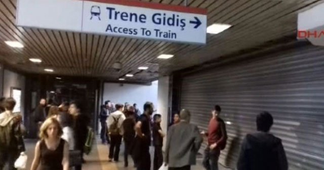 Sahipsiz çanta metro seferlerini durdurdu