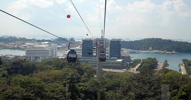 Singapur&#039;a topraklarından 10 kat büyük askeri üs