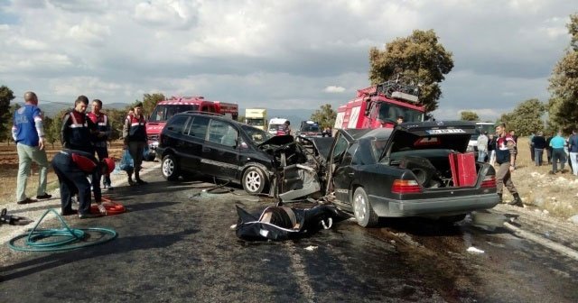 Uşak&#039;ta feci kaza, 1 ölü 9 yaralı