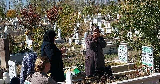 Van depreminde hayatını kaybedenler anıldı