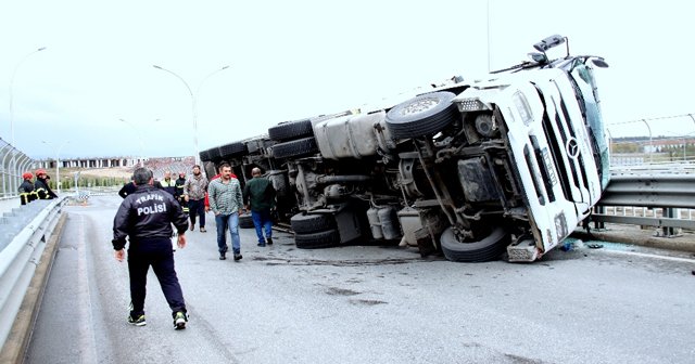 Virajı alamayan TIR yan yattı, 1 yaralı