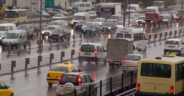 Yağmur İstanbul trafiğini kilitledi