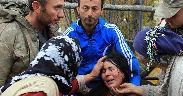 Yanan evlerini gözyaşlarıyla izlediler