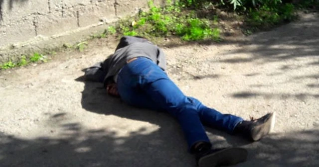 Yerde baygın yatan genç hastaneye kaldırıldı