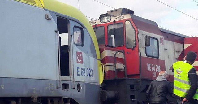 Yolcu treni ile yük treni kafa kafaya çarpıştı, 3 yaralı