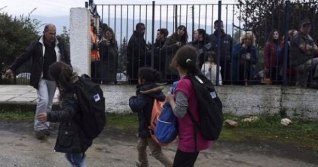 Yunanistan&#039;da okula giden mülteci çocuklara protesto