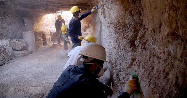 Zerzevan Kalesi&#039;nde bin 500 yıllık yeraltı sığınağı bulundu