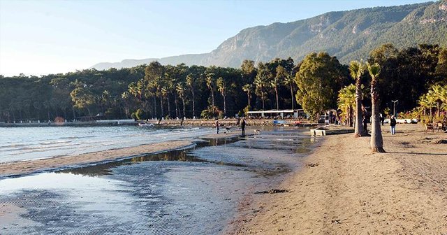 Akyaka Sahili&#039;nde deniz suyu 25 metre çekildi