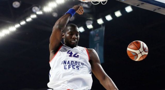 Anadolu Efes evinde kazandı