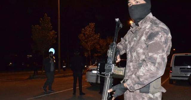 Araçlar tek tek arandı, Özel Harekat polisleri de katıladı