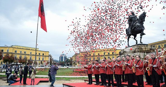 Arnavutlar &#039;Bayrak ve Bağımsızlık Günü&#039;nü kutladı