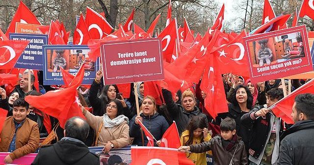 Avrupa&#039;nın göbeğinde &#039;Teröre lanet, demokrasiye davet&#039; mitingi