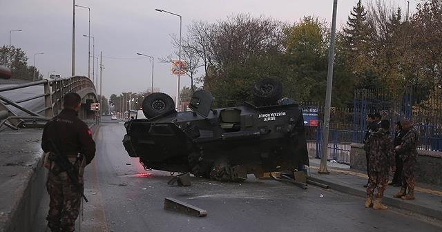 Başkentte zırhlı polis aracı üst geçitten düştü, 3 yaralı