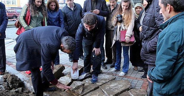 Belediye kazısında 300 yıllık mezar taşları çıktı