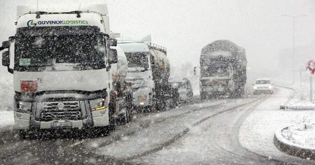 Bolu Dağı&#039;nda şiddetli kar yağışı etkili oldu