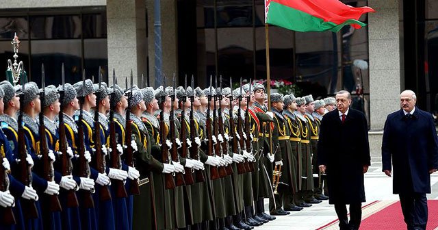 Cumhurbaşkanı Erdoğan, Belarus&#039;ta resmi törenle karşılandı