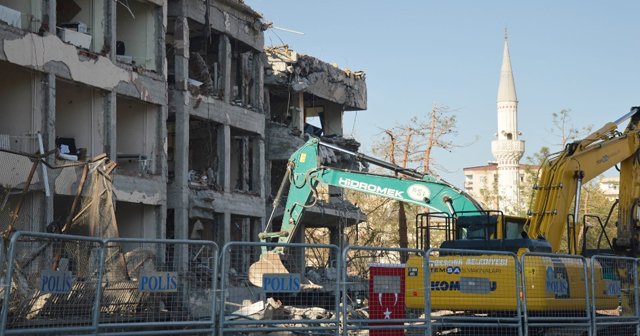 Diyarbakır’da emniyet binasının yıkımına başlandı