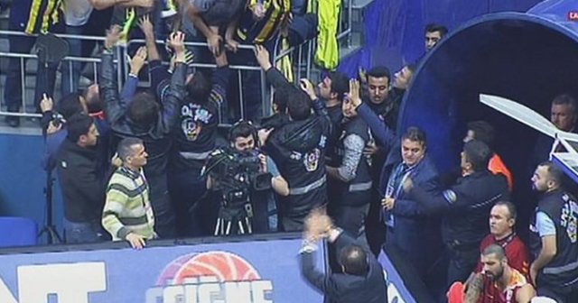 Fenerbahçe-Galatasaray derbisinde olay