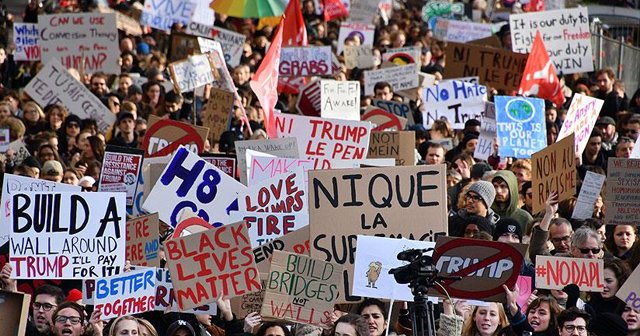 Fransa&#039;nın başkenti Paris&#039;te Trump karşıtı gösteri