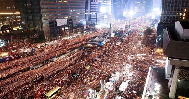 G. Kore&#039;de yüz binlerce kişi Başkanlık Sarayı&#039;na yürüdü