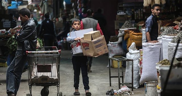 Gazze&#039;de hayat şartları küçük çocukları çalışmaya zorluyor